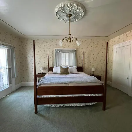Carriage House Bed And Breakfast-3