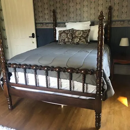 Carriage House Bed And Breakfast-2